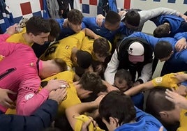 Piña y ánimos en el vestuario de la  UDA antes de saltar al césped.