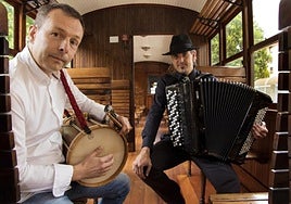 El acordeonista Gorka Hermosa y el txistulari Garikoitz Mendizabal harán este domingo parada en Santa Ana.