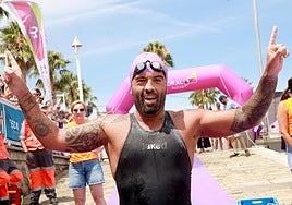 Ioseba Mateos Bilboko La Sardina zeharkaldian meta gurutzatzen.