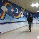 Un menor camina por el área de Pediatría del Hospital Donostia.