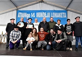 Mondeju Beltza lehiaketako irabazleak, epaimahaiko eta antolakuntzako kideekin.