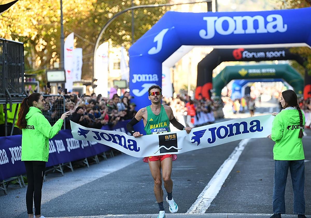 La llegada a meta de los atletas de élite: Raúl Celada y Katherine Tisalema se llevan la Behobia