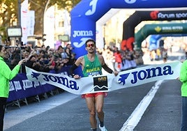 Raúl Celada a su llegada como ganador de la Behobia-San Sebastián.
