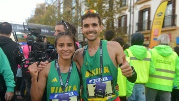 Tisalema y Celada, celebran la victoria tras llegar a meta.