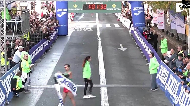 La llegada de Raúl Celada a meta de la Behobia-San Sebastián