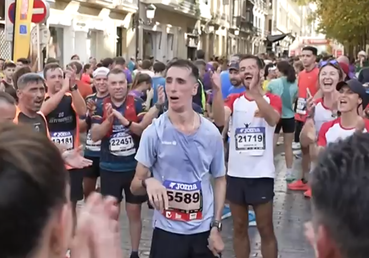 La incontenible emoción de Alex Roca, el maratoniano con una discapacidad del 76%, tras finalizar la Behobia