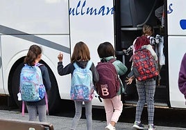 Ertzaintza y policías locales reforzarán la vigilancia del transporte escolar