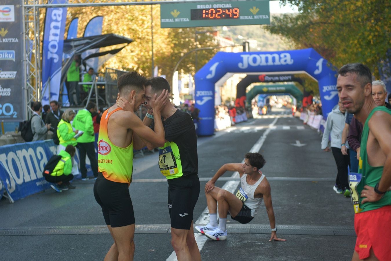 La llegada a meta de los atletas de élite: Raúl Celada y Katherine Tisalema se llevan la Behobia