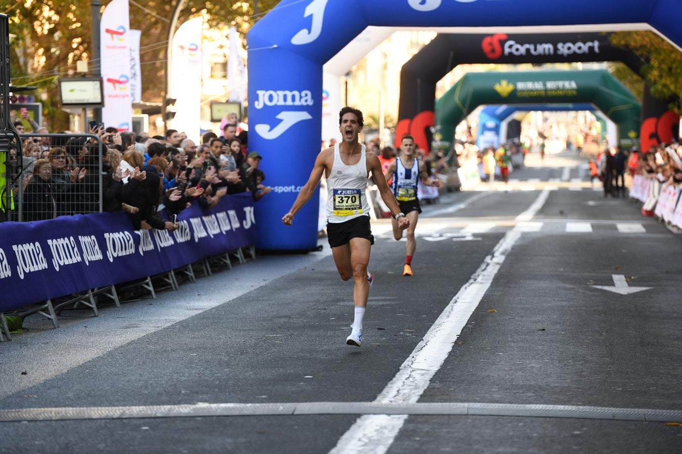 La llegada a meta de los atletas de élite: Raúl Celada y Katherine Tisalema se llevan la Behobia