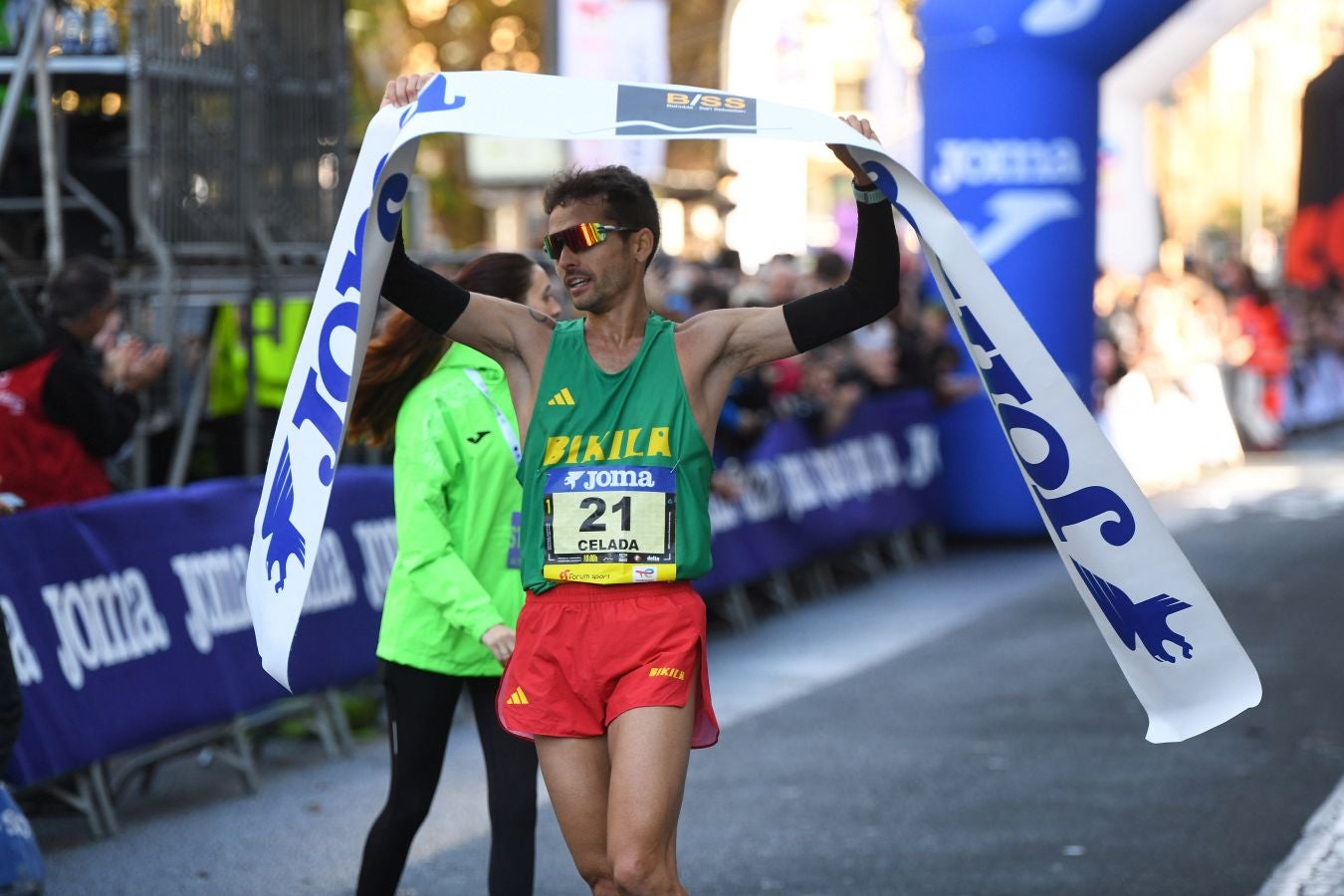 La llegada a meta de los atletas de élite: Raúl Celada y Katherine Tisalema se llevan la Behobia