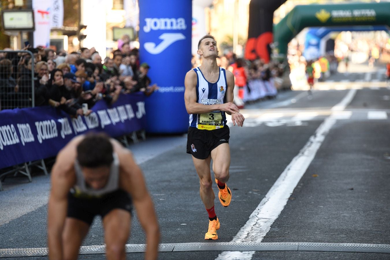 La llegada a meta de los atletas de élite: Raúl Celada y Katherine Tisalema se llevan la Behobia