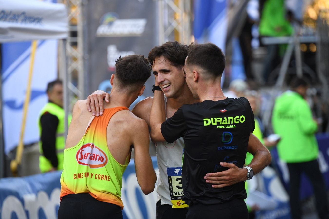 La llegada a meta de los atletas de élite: Raúl Celada y Katherine Tisalema se llevan la Behobia