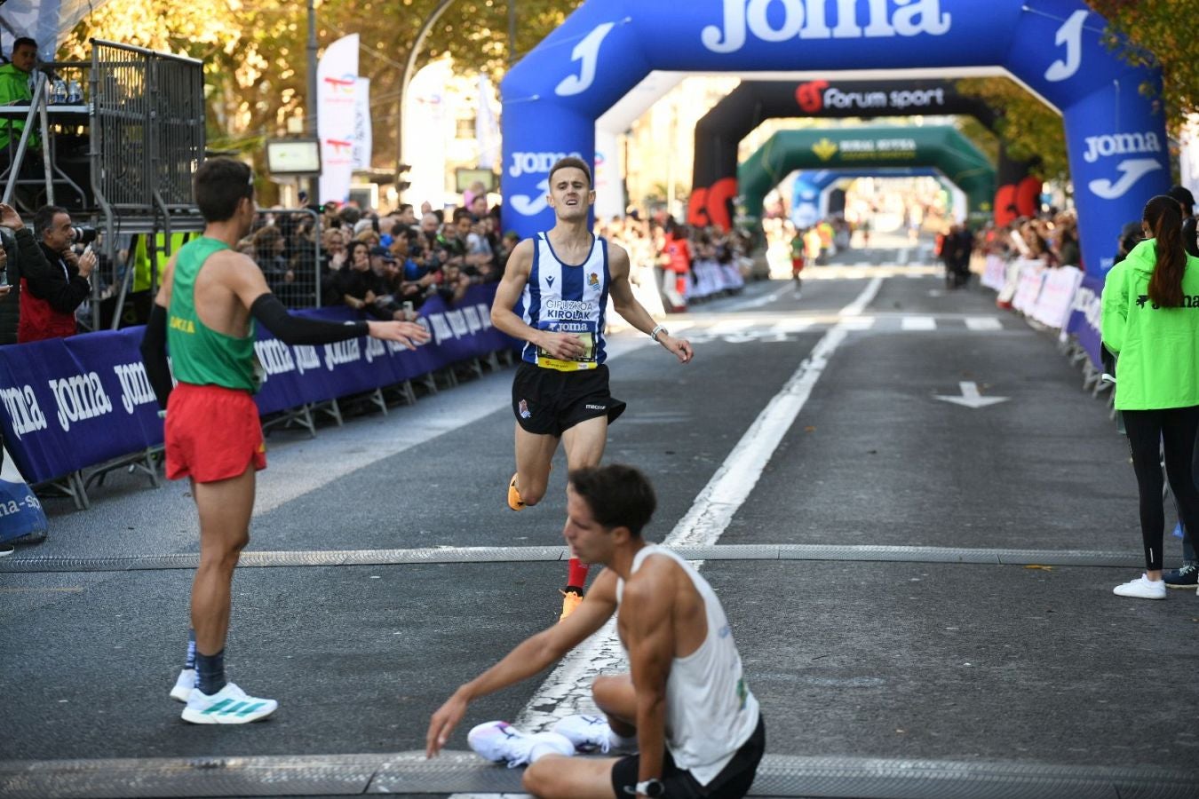 La llegada a meta de los atletas de élite: Raúl Celada y Katherine Tisalema se llevan la Behobia