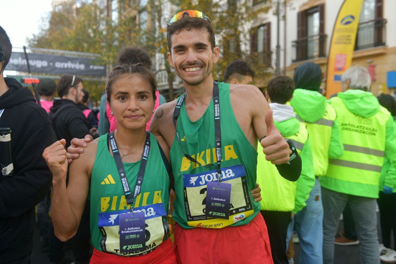 La llegada a meta de los atletas de élite: Raúl Celada y Katherine Tisalema se llevan la Behobia