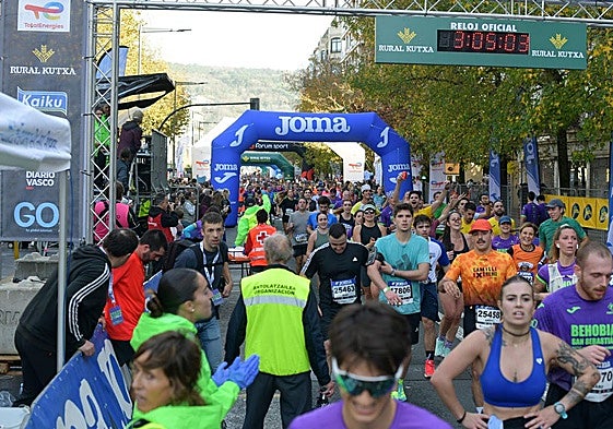 Participantes, en la llegada de la Behobia-San Sebastián 2025.