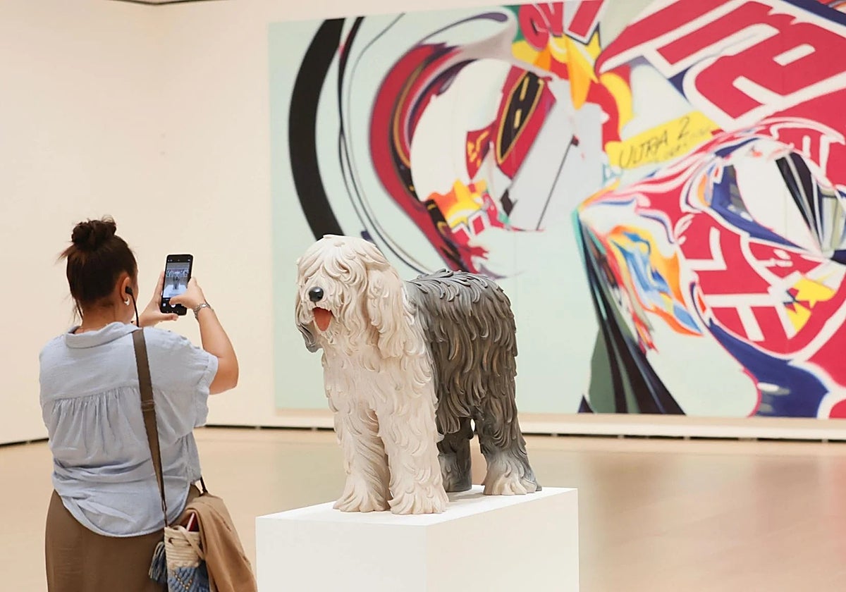 Rodenstock Bildumaren parte den Jeff Koonsen bobtail arrazako txakurraren artelana, ikusgai Bilbon.