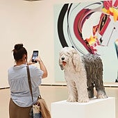 Rodenstock Bildumaren parte den Jeff Koonsen bobtail arrazako txakurraren artelana, ikusgai Bilbon.