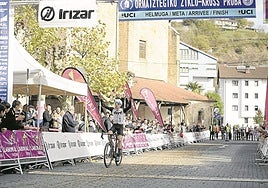 Clément Horny cruza la línea de meta ayer en Ormaiztegi.