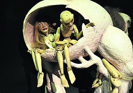 Figuras y elementos escénicos de la obra 'El jardín de las delicias'.