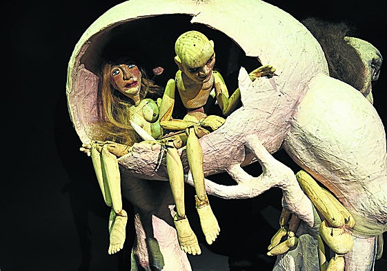 Figuras y elementos escénicos de la obra 'El jardín de las delicias'.