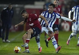 Goti intenta robar el balón a un rival en la primera ronda de Copa ante el Negreira.