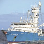 Un atunero vasco repele a tiros un ataque pirata