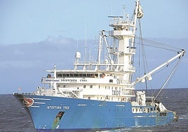 Un atunero vasco repele a tiros un ataque pirata