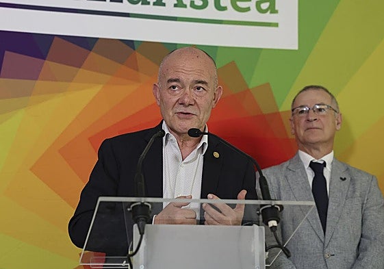 El consejero de Ciencia, Universidades e Innovación, Juan Ignacio Pérez Iglesias, junto al rector de la EHU, Joxerramon Bengoetxea, en un acto la pasada semana.