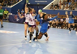 Lyndie Tchaptchet lanza a portería en el partido ante el Dijon.