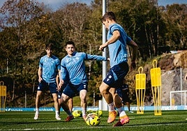 Aihen Muñoz, Zubeldia, Aritz y Soler durante un rondo este lunes en Zubieta.