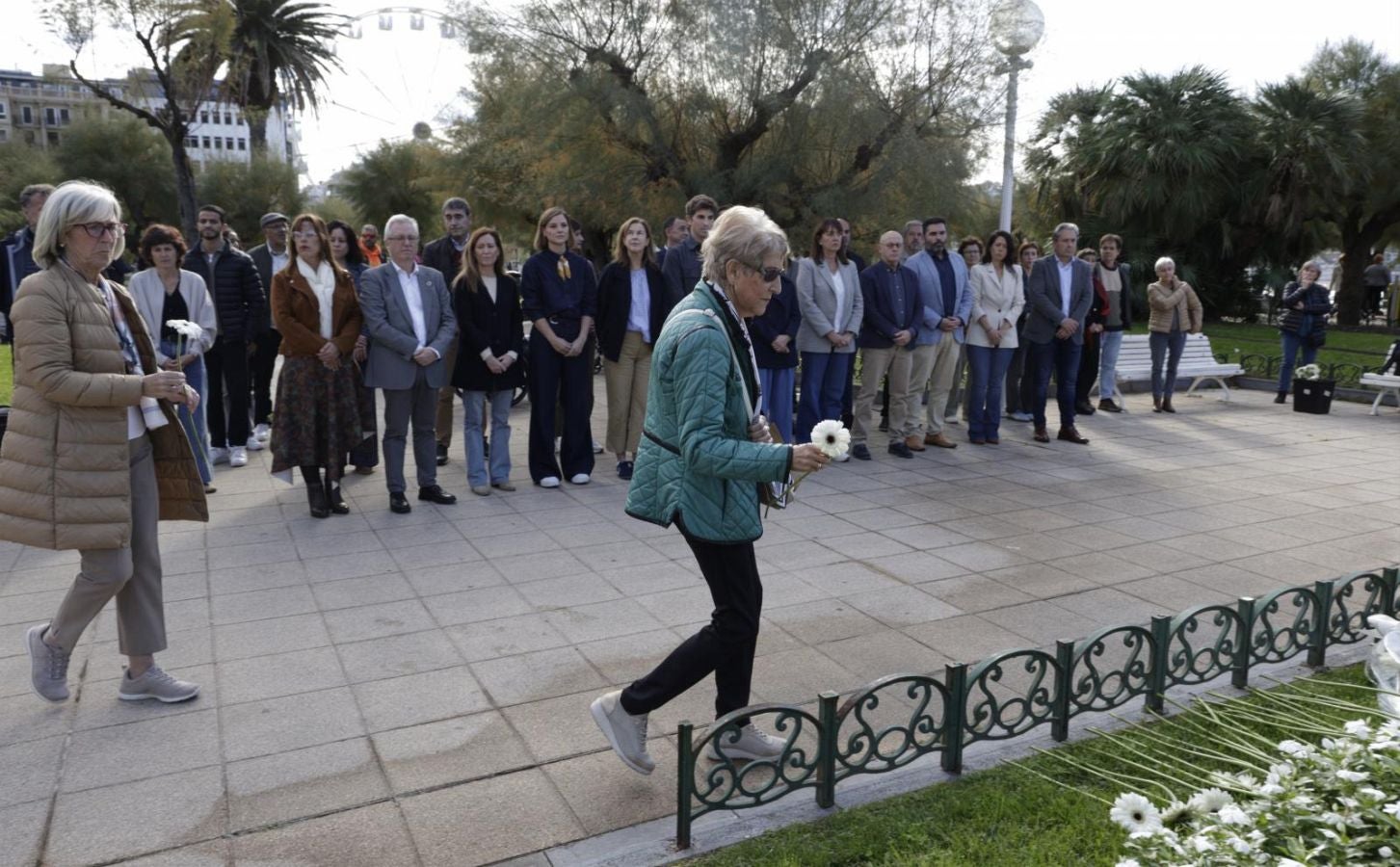 Una ofrenda floral en memoria de las víctimas