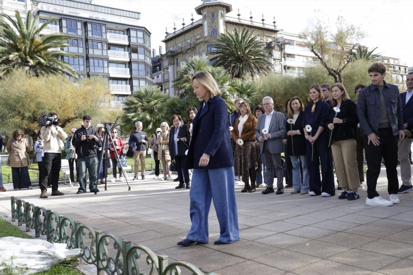 Una ofrenda floral en memoria de las víctimas
