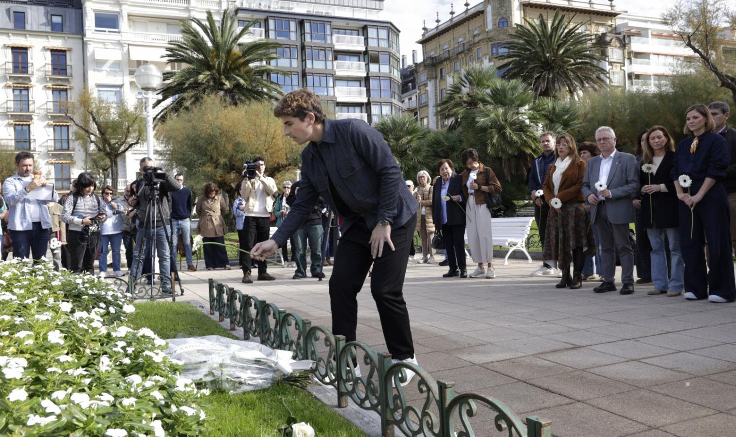 Una ofrenda floral en memoria de las víctimas