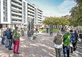 Askatasunaren parkea acogió este martes el acto del Día de la Memoria en el que participaron vecinos y representantes municipales.