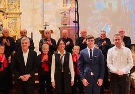 Gerardo Rifón, Juncal Baroja, Ximun Sorzabalbere y Oier Gastón junto al coro parroquial de Urretxu el viernes, en la iglesia de San Martín de Tours.