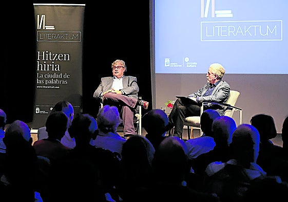 Juan Manuel de Prada conversó con Álvaro Bermejo en el acto inaugural de Okendo.