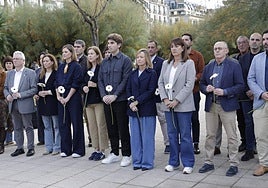 El alcalde de Donostia, Jon Insausti, en el centro junto a Eider Mendoza y el resto de la corporación municipal.