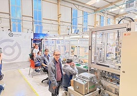 Los trabajadores de Gureak realizan labores de ensamblaje de cableado de los faros de vehículos.