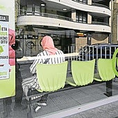 Una mujer de ascendencia árabe espera en un servicio de lavado de ropa en Ordizia.