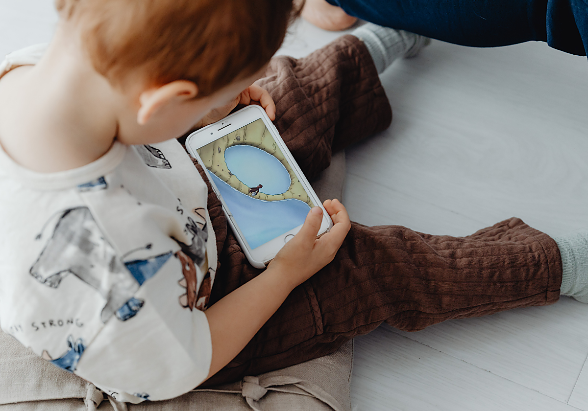 Carlos González, pediatra y experto en crianza: «Hasta pelearse con un hermano es más útil que ver una pantalla»