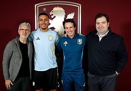 Roberto Olabe, presidente de responsabilidades futbolísticas del Aston Villa, Morgan Rogers, jugador renovado, Unai Emery, entrenador del equipo, y Damián Vidagany, director de responsabilidades futbolísticas.
