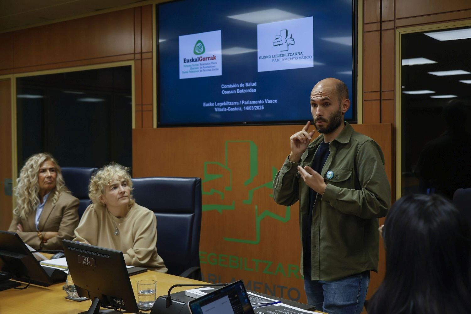 Aitor Bedialauneta, presidente de Euskal Gorrak, durante su intervención en la Comisión de Salud del Parlamento Vasco.
