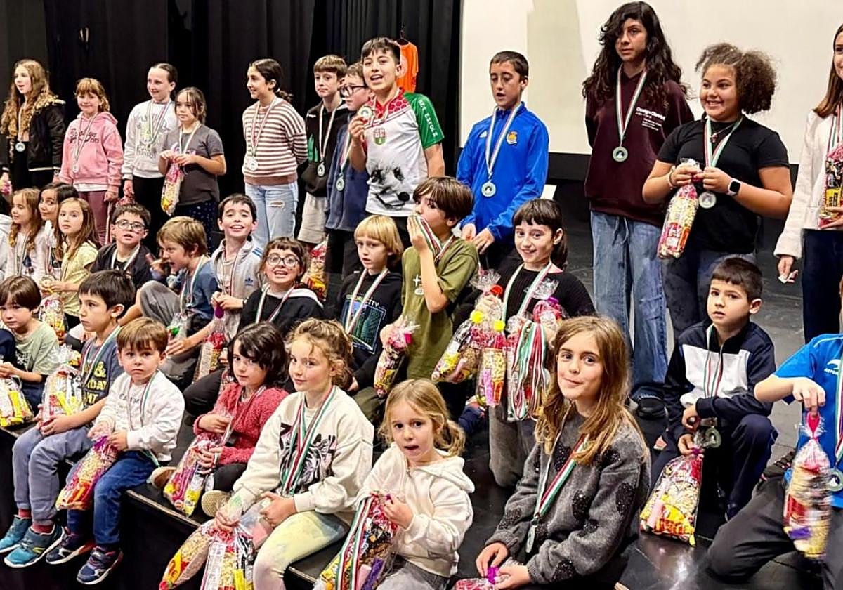 Imagen de chavales premiados dentro de la proyección con los menores realizada en Biteri kultur etxea.