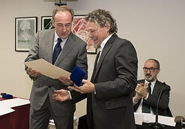 Ugalde en 2016 como presidente de Jakiunde en Olaso en la entrada de Jesús Mari Lazkano a la academia.