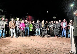 Miembros de Elkarbizi, representantes municipales y demás vecinos de Andoain celebraron ayer el Día de la Memoria.