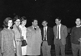 Gentes del mundillo teatral local, incluido Alfredo Landa.