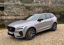 El Volvo XC60 es un modelo redondo y que está teniendo un éxito brutal en ventas. Ahora ha recibido ligeros retoques que mejoran la propuesta de la marca sueca.