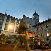 Monumental. El campanario de la iglesia de Santa María la Real se alza sobre el centro de Soraluze.