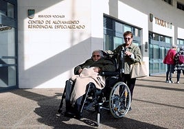 Pilar y su cuñada Feli, este martes al mediodía.