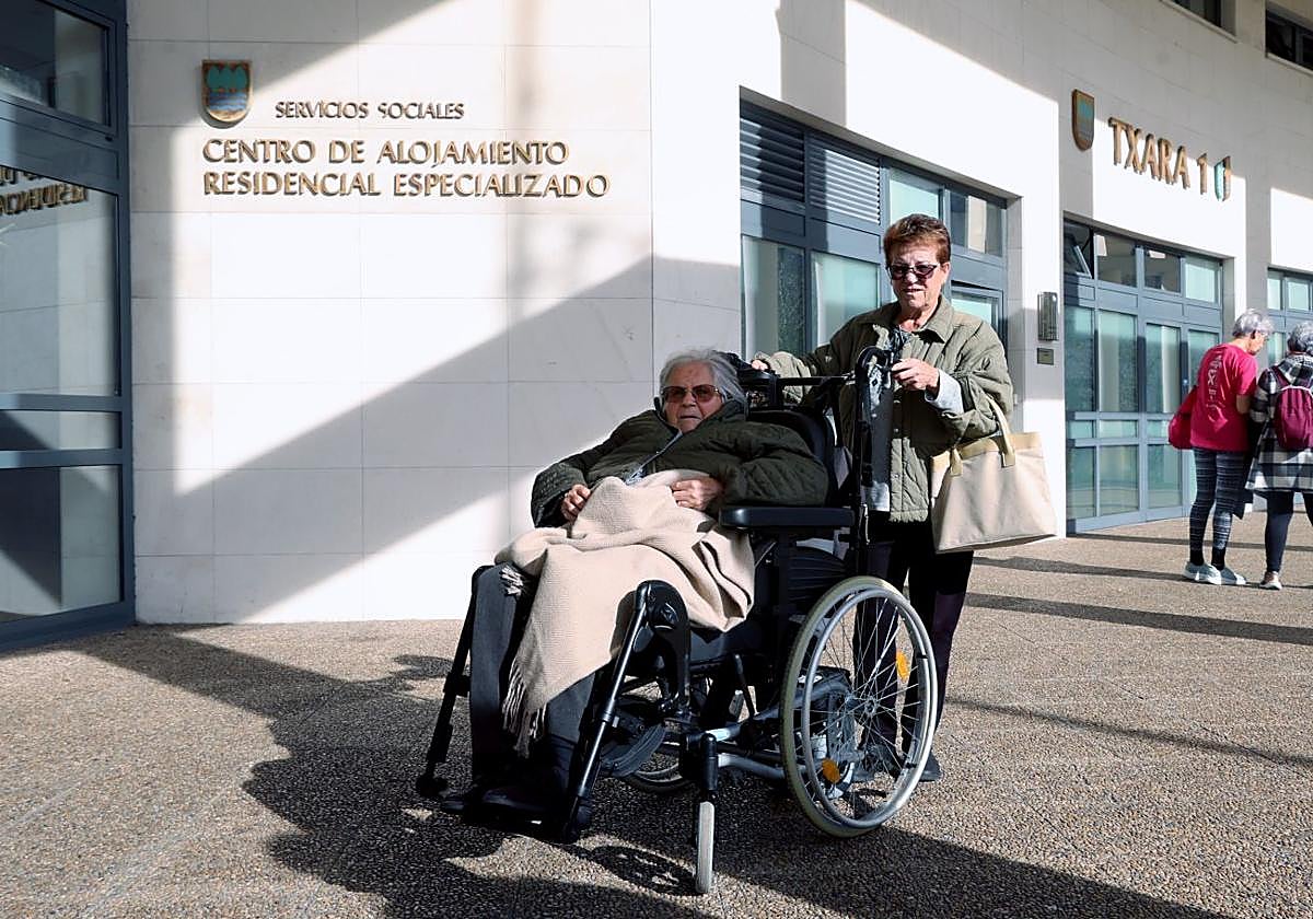 Pilar y su cuñada Feli, este martes al mediodía.